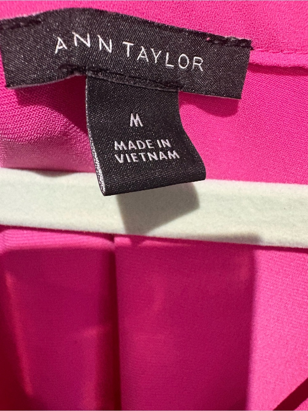 ANN TAYLOR M Fuchsia V-Neck Blouse NWOT - Picture 2 of 6